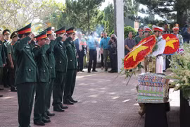 Đại biểu thắp hương tưởng niệm trước anh linh các liệt sỹ. (Ảnh: Dư Toán/TTXVN)