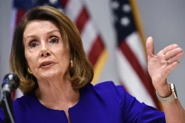 Lãnh đạo đảng Dân chủ tại Hạ viện Mỹ Nancy Pelosi trong cuộc họp báo tại trụ sở của đảng ở Washington DC., ngày 6/11/2018. (Ảnh: AFP/TTXVN)