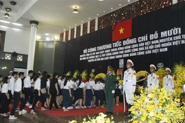 Đoàn Trung ương Đoàn Thanh niên Cộng sản Hồ Chí Minh do đồng chí Lê Quốc Phong, Ủy viên dự khuyết Trung ương Đảng, Bí thư Thứ nhất Trung ương Đoàn dẫn đầu vào viếng nguyên Tổng Bí thư Đỗ Mười. (Ảnh: TTXVN)
