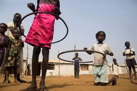 Bé gái chơi đùa tại trại tị nạn ở Juba, Nam Sudan. (Ảnh: AFP/TTXVN)