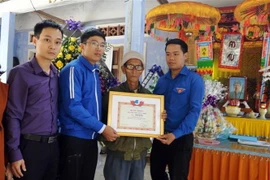 Đại diện Tỉnh Đoàn và Hội Liên hiệp thanh niên tỉnh Quảng Nam trao bằng khen Thanh niên sống đẹp cho người thân anh Trương Văn Được. (Nguồn: TTXVN)