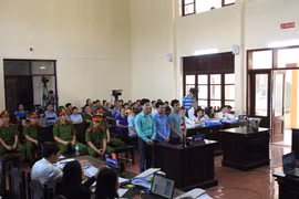 Phiên tòa xét xử liên quan đến vụ án chạy thận tại Bệnh viện Đa khoa tỉnh Hòa Bình. (Nguồn: Vietnam+)