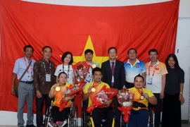 Đại sứ Việt Nam tại Indonesia chúc mừng đoàn thể thao người khuyết tật Việt Nam. (Ảnh: Trần Chiến/Vietnam+)