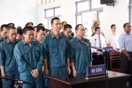 Các bị cáo nghe Hội đồng xét xử tuyên án. (Ảnh: Nguyễn Thanh/TTXVN)