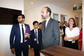  Thủ tướng Pháp Édouard Philippe tham quan Trung tâm Y tế Pháp tại Thành phố Hồ Chí Minh. (Ảnh: Thanh Vũ/TTXVN)