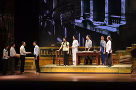 Một cảnh trong vở kịch 'Ngôi nhà trong thành phố' của tác giả Xuân Tình biểu diễn tại Liên hoan. (Ảnh: Thành Đạt/TTXVN)
