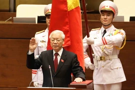 Tổng Bí thư Nguyễn Phú Trọng, Chủ tịch nước CHXHCN Việt Nam nhiệm kỳ 2016-2021 thực hiện nghi thức tuyên thệ nhậm chức trước Quốc hội, đồng bào và cử tri cả nước. (Ảnh: Phương Hoa/TTXVN)