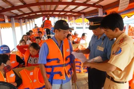 Hà Nội kiểm tra, xử lý vi phạm giao thông đường thủy 