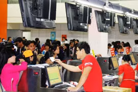 Lệ phí sân bay đồng loạt tăng, cơ hội đi lại của hành khách giảm