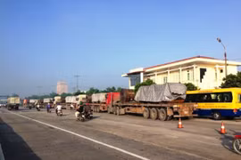 Bắt một đoàn xe chở quá tải tới 200% tìm cách “lách” trạm cân 