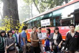 Vé xe Tết miễn phí: Ấm lòng lữ khách nghèo đường xa 