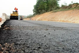 Khẩn trương khắc phục hằn lún vệt bánh xe của công trình