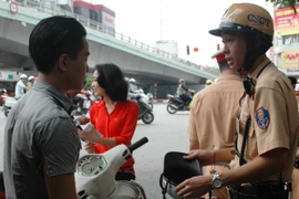 Hà Nội xử phạt và nhắc nhở 456 người đội mũ bảo hiểm “rởm” 