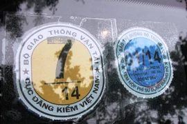 Tem kiểm định và tem nộp phí sử dụng được dán lên xe. (Ảnh: Việt Hùng/Vietnam+)