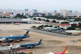Nhiều ý kiến trái chiều xung quanh đề xuất "đường bay vàng"