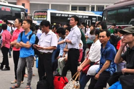 Hà Nội: Người dân đổ xô rời “kinh” về quê nghỉ lễ 30/4 