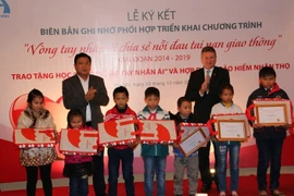 Trao 100 suất học bổng cho gia đình nạn nhân tai nạn giao thông 