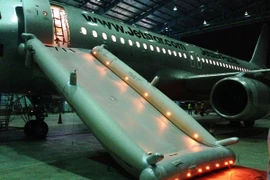 Jetstar Pacific diễn tập thoát hiểm khẩn nguy bằng máy bay thật 