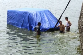 Xe chuyển phát nhanh của Viettel lật nhào lao xuống Hồ Tây 