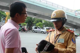 Ngày đầu xử phạt mũ bảo hiểm “rởm”: Người dân vẫn mơ hồ 
