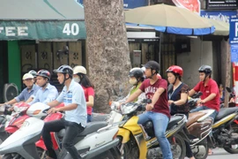 Cảnh sát giao thông than khó phạt người đội mũ bảo hiểm rởm