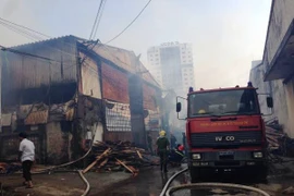 [Video] Tiếp cận hiện trường vụ cháy nhiều xưởng ở khu Đại Từ