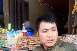 Tài xế taxi kinh hoàng kể lại vụ giàn giáo "chôn vùi" xe