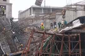 [Photo] Cận cảnh sập giàn giáo kinh hãi ở công trường Hà Đông