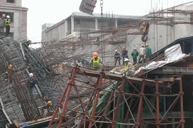 [Photo] Cận cảnh sập giàn giáo kinh hãi ở công trường Hà Đông