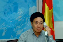 Bộ trưởng Ngoại giao điện đàm với người đồng cấp Trung Quốc