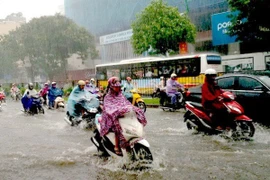 Mưa lớn kéo dài suốt đêm, người Hà Nội lội nước đi làm