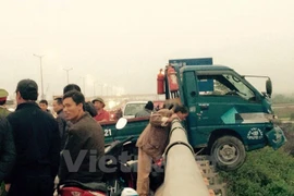 [Video] Vụ xe tải húc người lái xe máy bay qua lan can cầu Thanh Trì