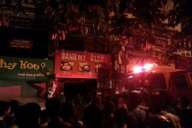 Cháy hiệu bánh mỳ Ô Long trong khu tập thể Nam Đồng