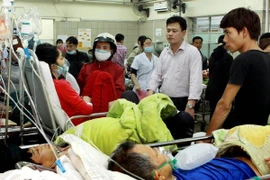 Bệnh viện quá tải dẫn đến tình trạng nhanh xuống cấp. (Ảnh: TTXVN)