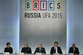 Tổng thống nước chủ nhà Vladimir Putin (giữa) và các nhà lãnh đạo BRICS tại hội nghị. (Ảnh: AFP/TTXVN)