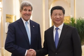 Chủ tịch Trung Quốc Tập Cận Bình (phải) và Ngoại trưởng Mỹ John Kerry. (Ảnh: AFP/TTXVN)