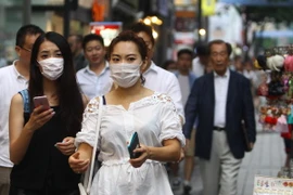 Khách du lịch đeo khẩu trang phòng MERS tại thủ đô Seoul. (Ảnh: THX/TTXVN)