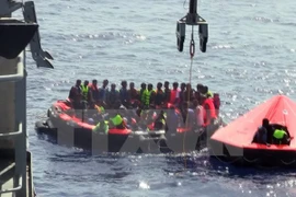 Cứu sống những người di cư bất hợp pháp trên biển Địa Trung Hải ngoài khơi Libya ngày 5/8. (Nguồn: AFP/TTXVN)