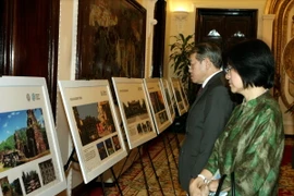 Các đại biểu tại triển lãm. (Ảnh: Nguyên Dân/TTXVN)