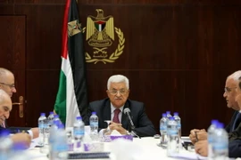 Tổng thống Palestine Mahmud Abbas (giữa) đã chủ trì cuộc họp với Ủy ban hành pháp Tổ chức Giải phóng Palestine (PLO) nhằm thảo luận về việc thành lập Chính phủ mới của nước này. (Ảnh: AFP/TTXVN)