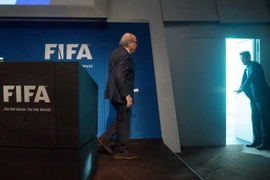 Chủ tịch FIFA Sepp Blatter (trái) trong cuộc họp báo tại trụ sở Liên đoàn bóng đá ở Zurich ngày 2/6. (Ảnh: AFP/ TTXVN)