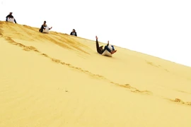 [Photo] Trải nghiệm cảm giác mới với trò trượt cát ở Quảng Bình