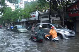 Thành phố Hải Phòng đã bị ngập lụt trên diện rộng sau trận mưa lớn kéo dài trong suốt 3 giờ. (Ảnh: Minh Thu/TTXVN)