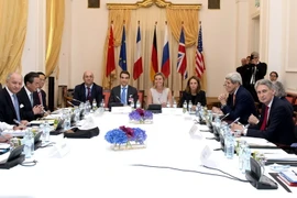 Các Ngoại trưởng Nhóm P5+1 và Đại diện cấp cao EU Federica Mogherini (giữa) tại bàn đàm phán. (Ảnh: AFP/TTXVN)