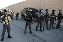 Lực lượng an ninh Israel làm nhiệm vụ trong khi người dân Palestine biểu tình tại làng Al-Zaim ngày 6/5. (Ảnh: AFP/TTXVN)