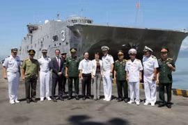 Sỹ quan đội tàu Hoa Kỳ và đại diện lãnh đạo thành phố Đà Nẵng tại lễ đón ở cảng Tiên Sa. (Ảnh: Lê Lâm/TTXVN) 