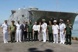 Sỹ quan đội tàu Hoa Kỳ và đại diện lãnh đạo thành phố Đà Nẵng tại lễ đón ở cảng Tiên Sa. (Ảnh: Lê Lâm/TTXVN) 