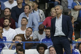 Huấn luyện viên Mourinho thất vọng khi phải nhận thất bại trong trận đấu thứ 100 tại giải Premier League. (Ảnh: AP)