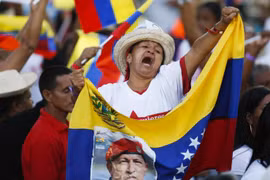 Người dân bày tỏ sự ủng hộ với chính quyền Venezuela. (Ảnh: Reuters)