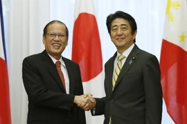 Thủ tướng Nhật Bản Shinzo Abe (phải) và Tổng thống Philippines Benigno Aquino trong chuyến thăm Nhật Bản năm 2014. (Ảnh: AFP/TTXVN)
